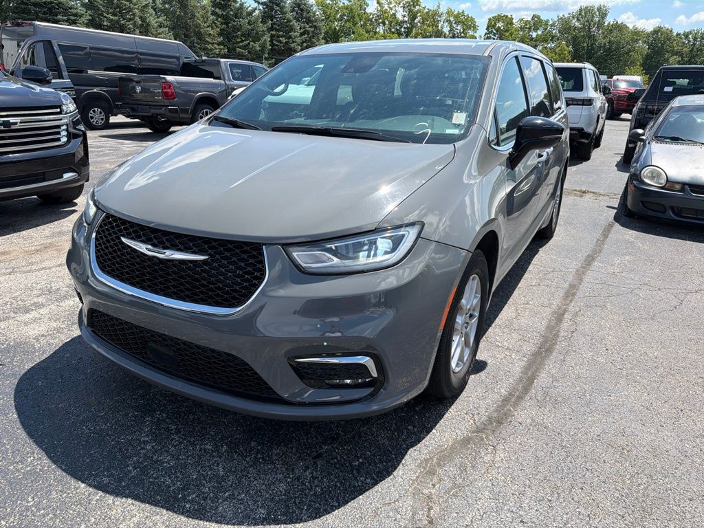 Used 2025 Chrysler Pacifica - photo 1