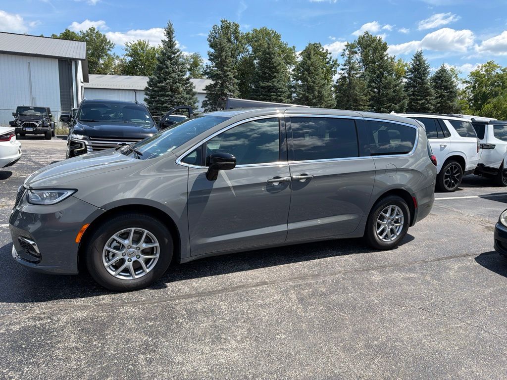 Used 2025 Chrysler Pacifica - photo 2