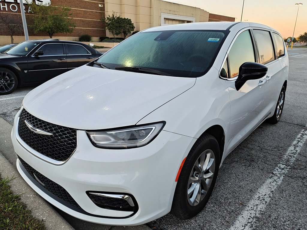 Used 2024 Chrysler Pacifica - photo 1