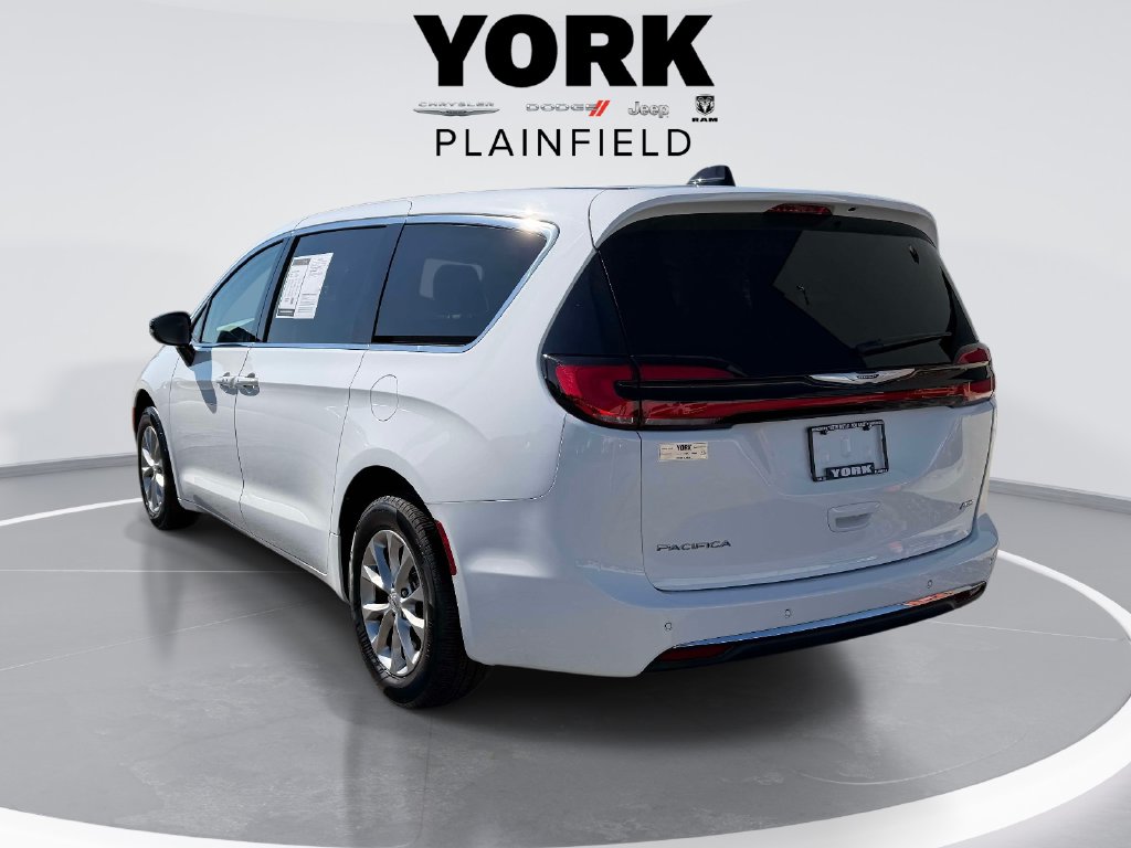 Used 2024 Chrysler Pacifica - photo 2