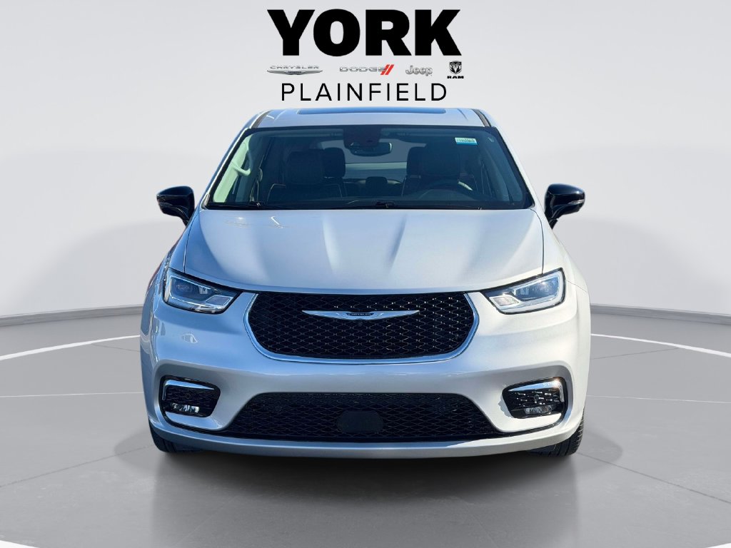 Used 2024 Chrysler Pacifica - photo 2