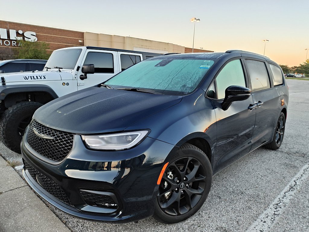 Used 2025 Chrysler Pacifica - photo 1