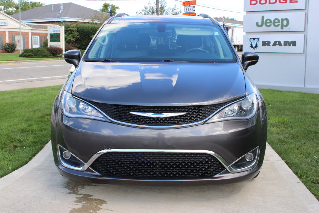 Used 2018 Chrysler Pacifica - photo 2