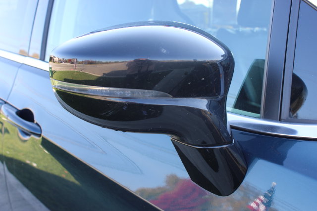 Used 2024 Chrysler Pacifica - photo 2