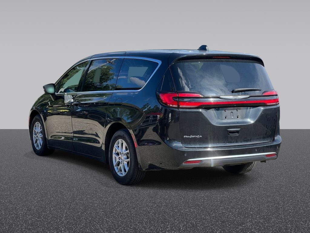 Used 2023 Chrysler Pacifica - photo 2