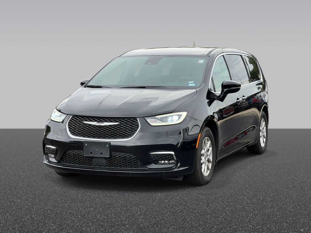 Used 2025 Chrysler Pacifica - photo 2