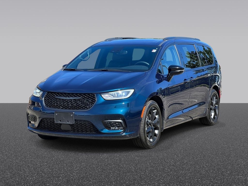 Used 2025 Chrysler Pacifica - photo 2