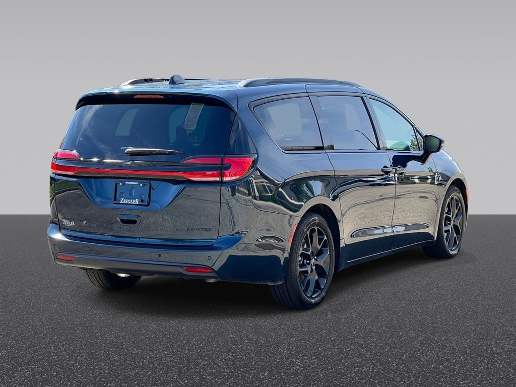 Used 2025 Chrysler Pacifica - photo 2