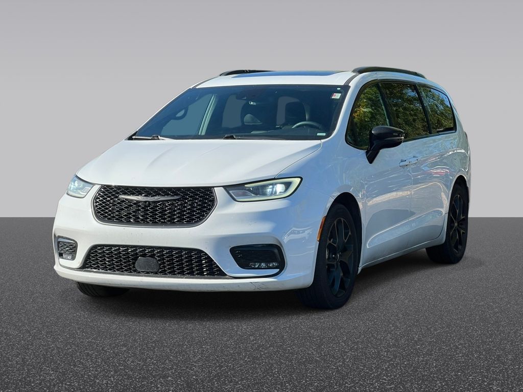 Used 2025 Chrysler Pacifica - photo 2