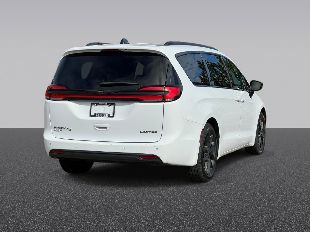Used 2025 Chrysler Pacifica - photo 2