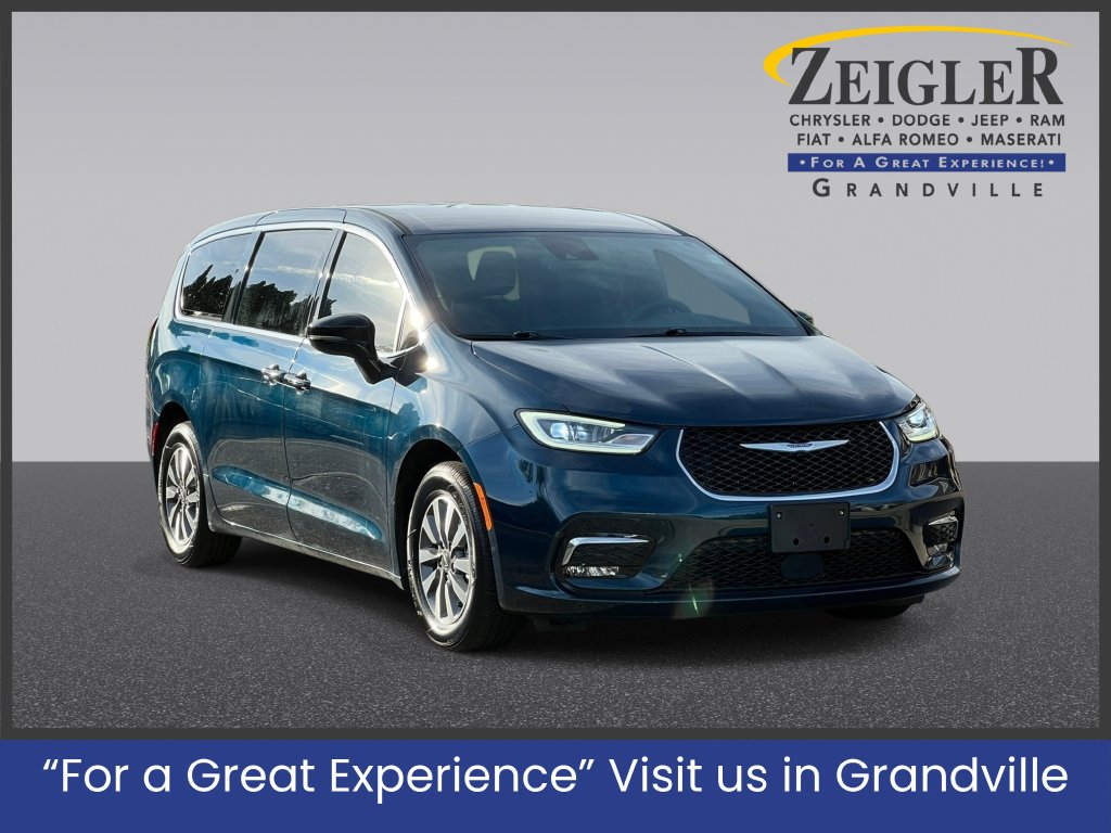Used 2025 Chrysler Pacifica - photo 1