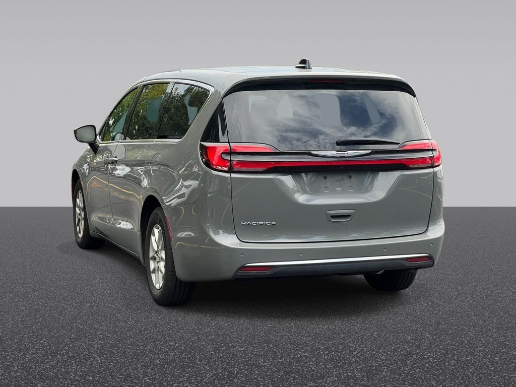 Used 2025 Chrysler Pacifica - photo 2
