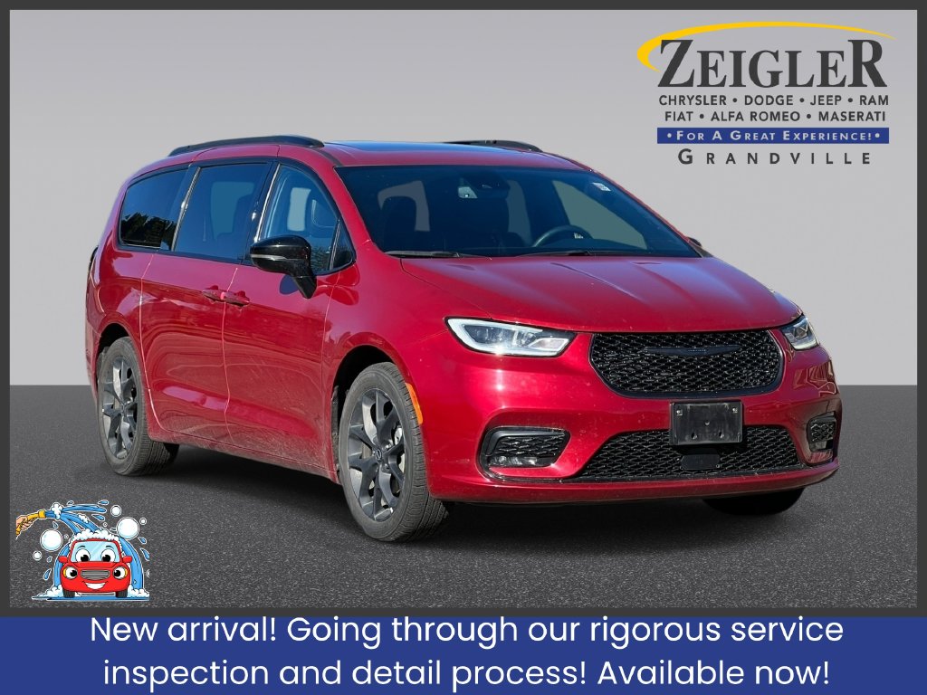 Used 2025 Chrysler Pacifica - photo 1