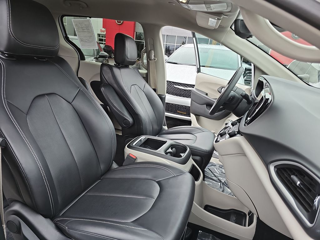 Used 2024 Chrysler Pacifica - photo 12