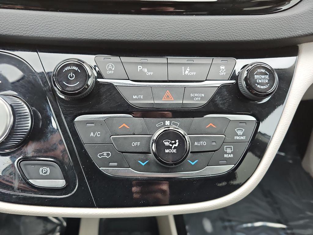 Used 2024 Chrysler Pacifica - photo 24