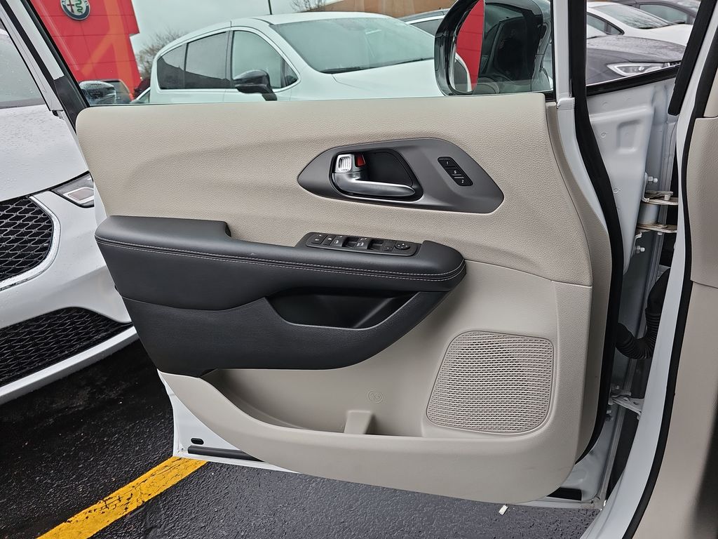 Used 2024 Chrysler Pacifica - photo 29