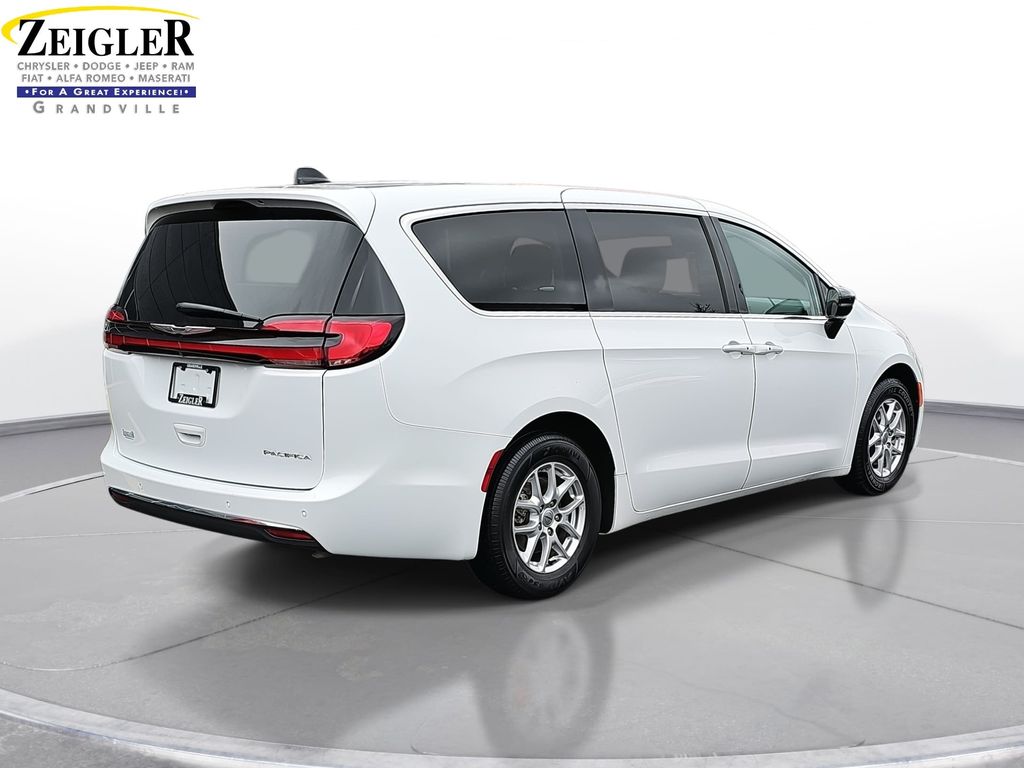 Used 2024 Chrysler Pacifica - photo 7