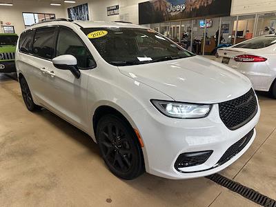 Used 2023 Chrysler Pacifica - photo 1