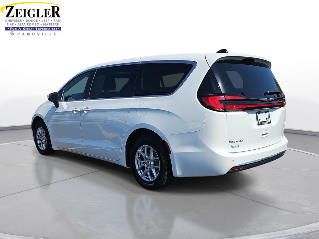 Used 2023 Chrysler Pacifica Touring L Minivan - photo 2