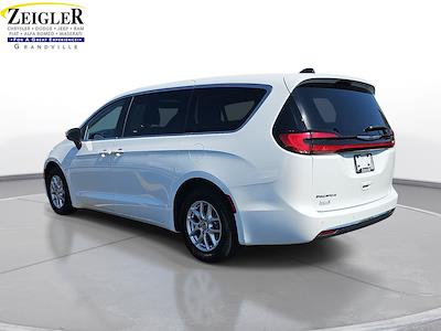 Used 2023 Chrysler Pacifica - photo 2