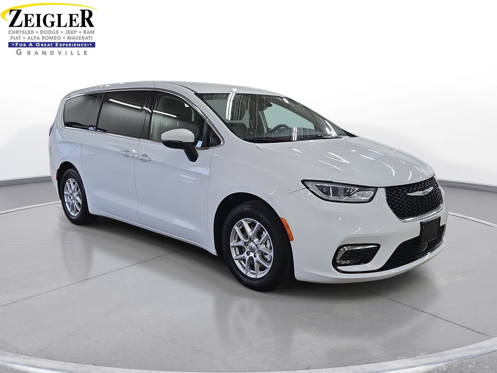 Used 2023 Chrysler Pacifica - photo 5