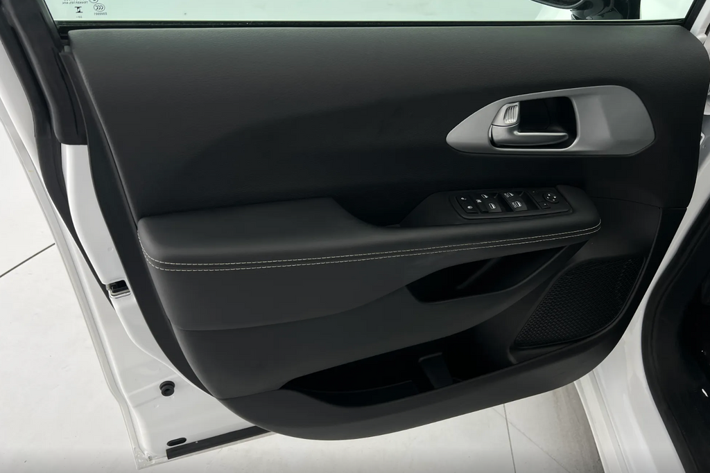 Used 2023 Chrysler Pacifica - photo 7