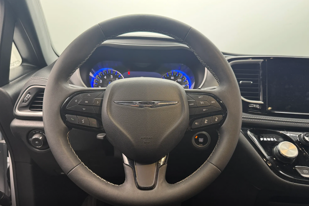 Used 2023 Chrysler Pacifica - photo 9