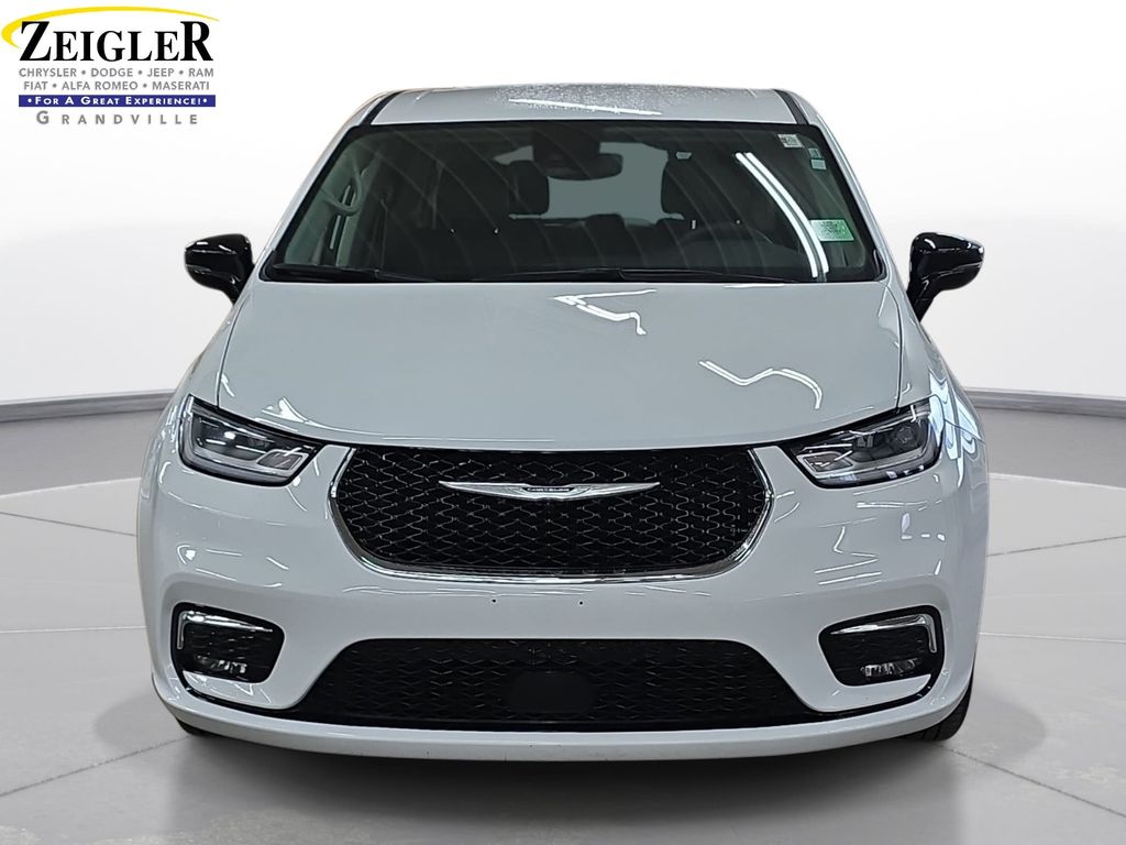Used 2024 Chrysler Pacifica - photo 2