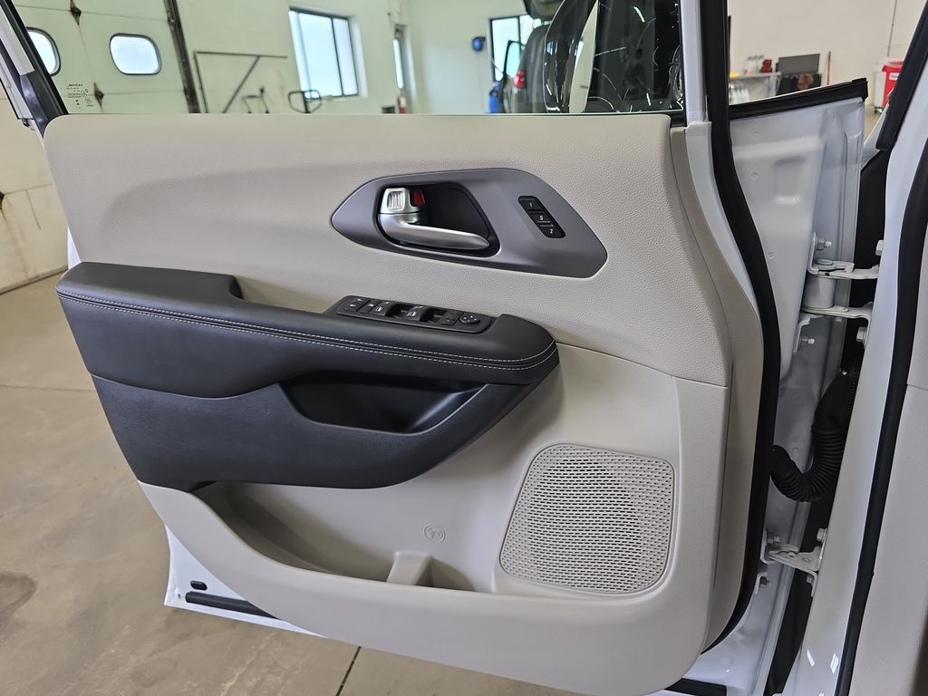 Used 2024 Chrysler Pacifica - photo 31