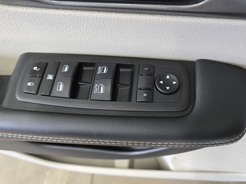 Used 2024 Chrysler Pacifica - photo 32