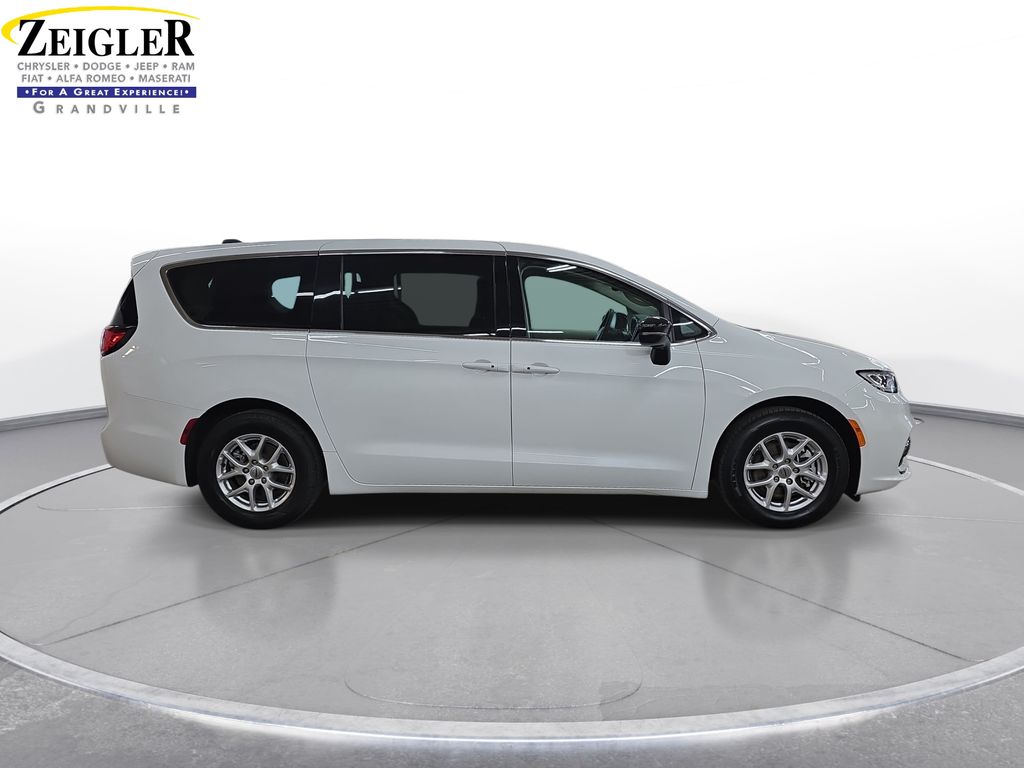 Used 2024 Chrysler Pacifica - photo 6
