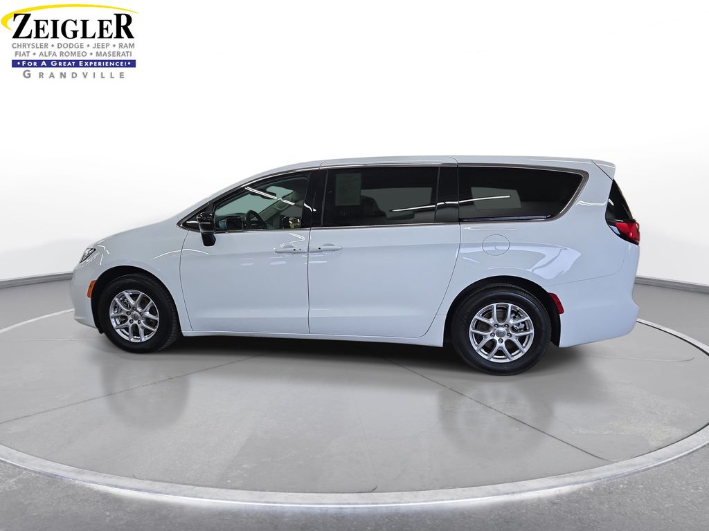 Used 2024 Chrysler Pacifica - photo 10