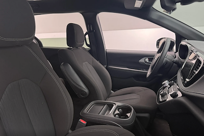 Used 2024 Chrysler Pacifica - photo 2