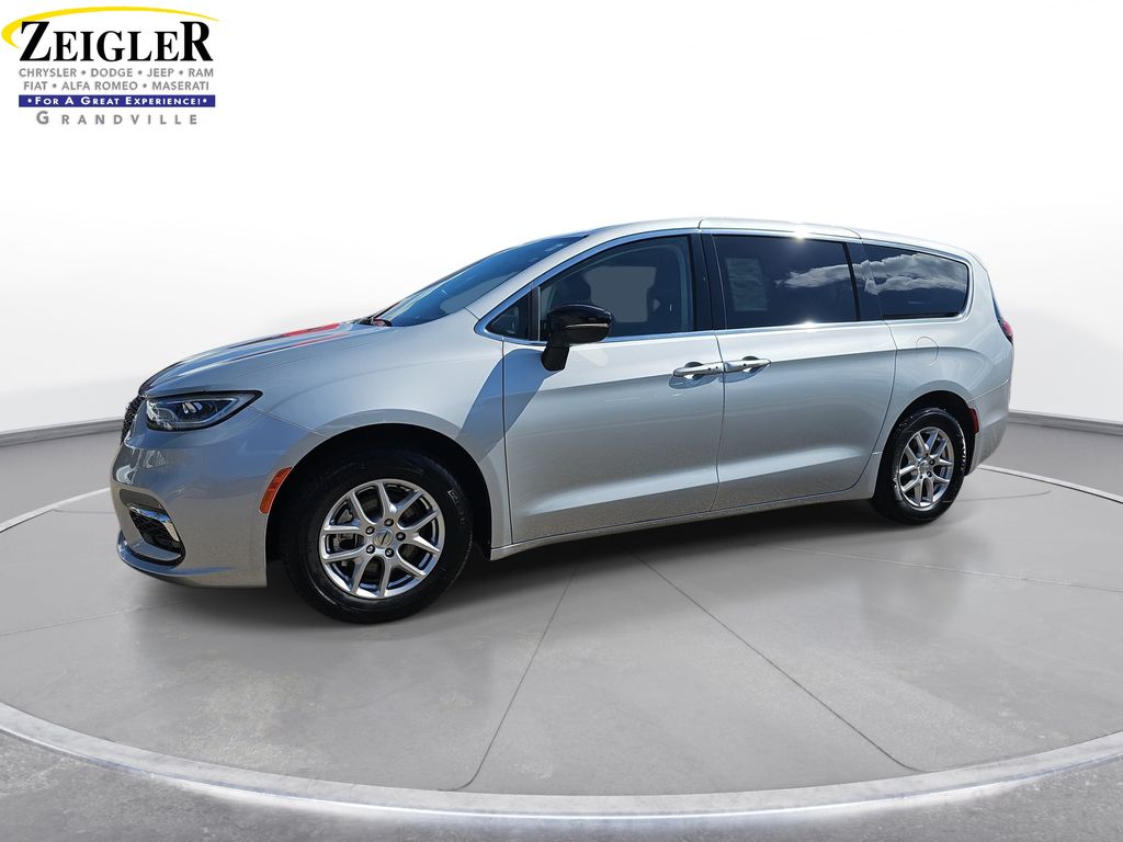 Used 2024 Chrysler Pacifica - photo 1