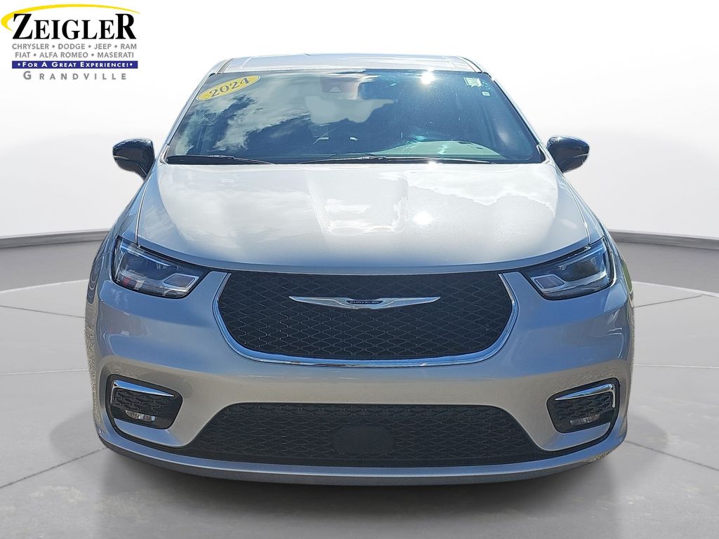 Used 2024 Chrysler Pacifica - photo 2
