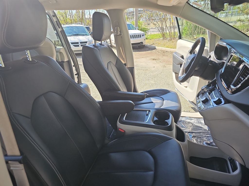 Used 2024 Chrysler Pacifica - photo 12