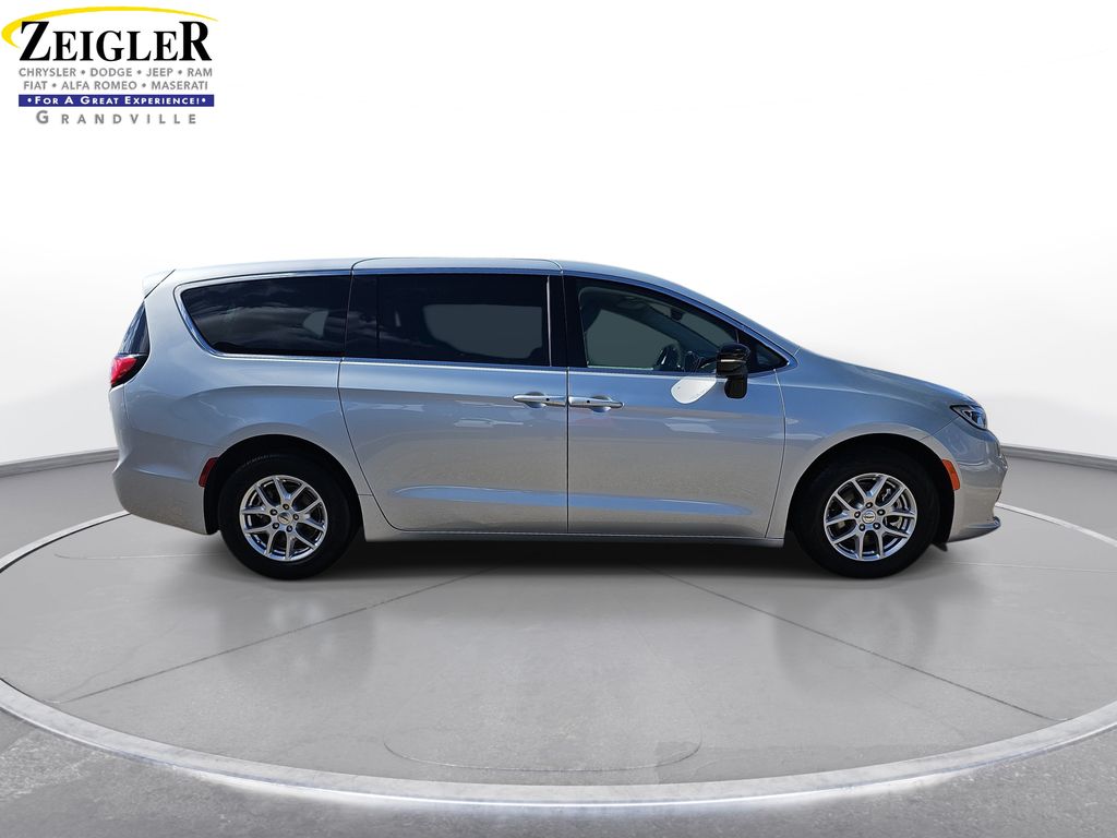 Used 2024 Chrysler Pacifica - photo 6