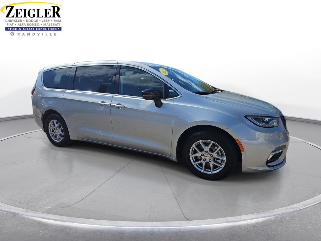 Used 2024 Chrysler Pacifica - photo 5