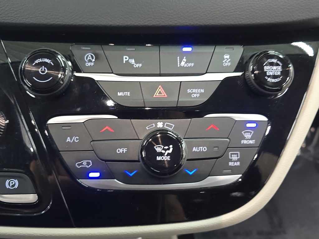 Used 2024 Chrysler Pacifica - photo 25
