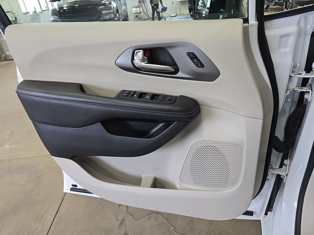 Used 2024 Chrysler Pacifica - photo 31