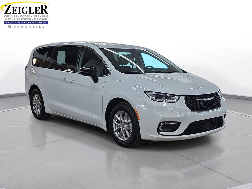 Used 2024 Chrysler Pacifica - photo 5