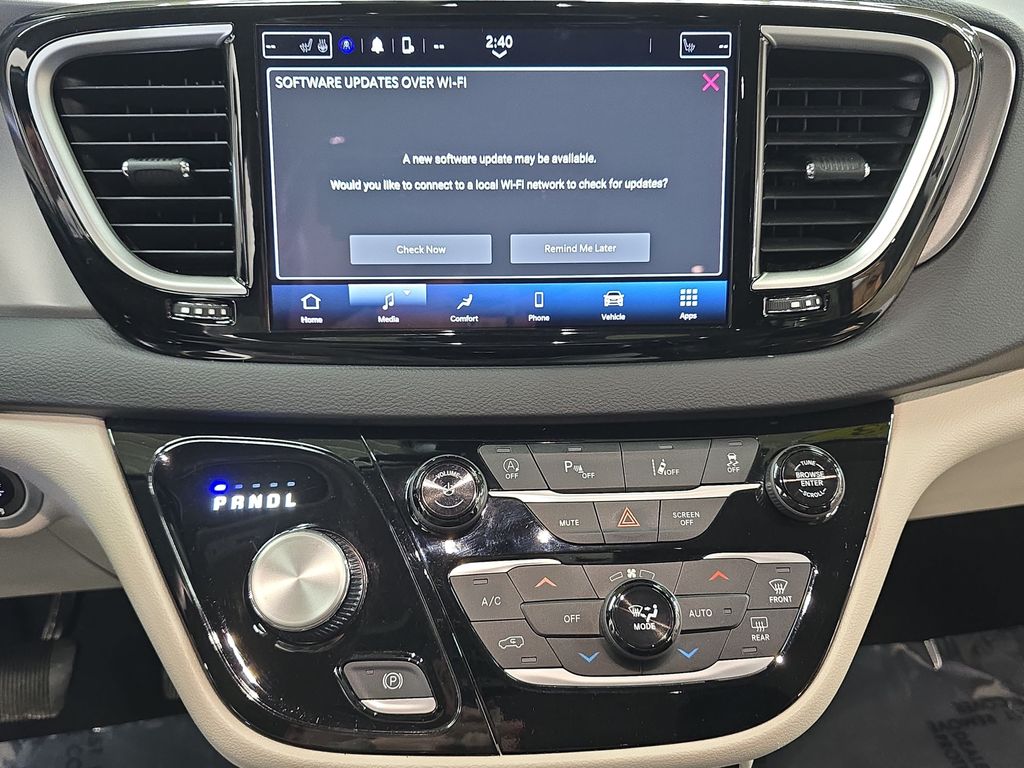Used 2023 Chrysler Pacifica - photo 24
