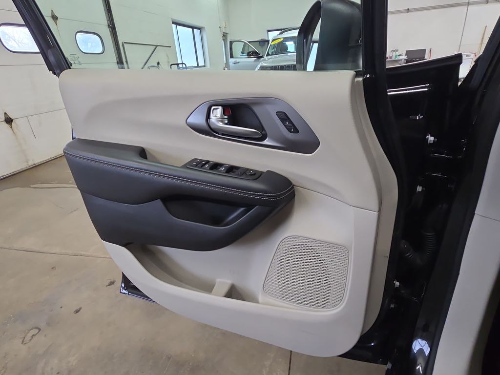 Used 2023 Chrysler Pacifica - photo 31