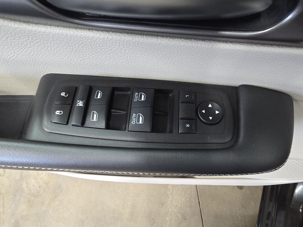 Used 2023 Chrysler Pacifica - photo 32