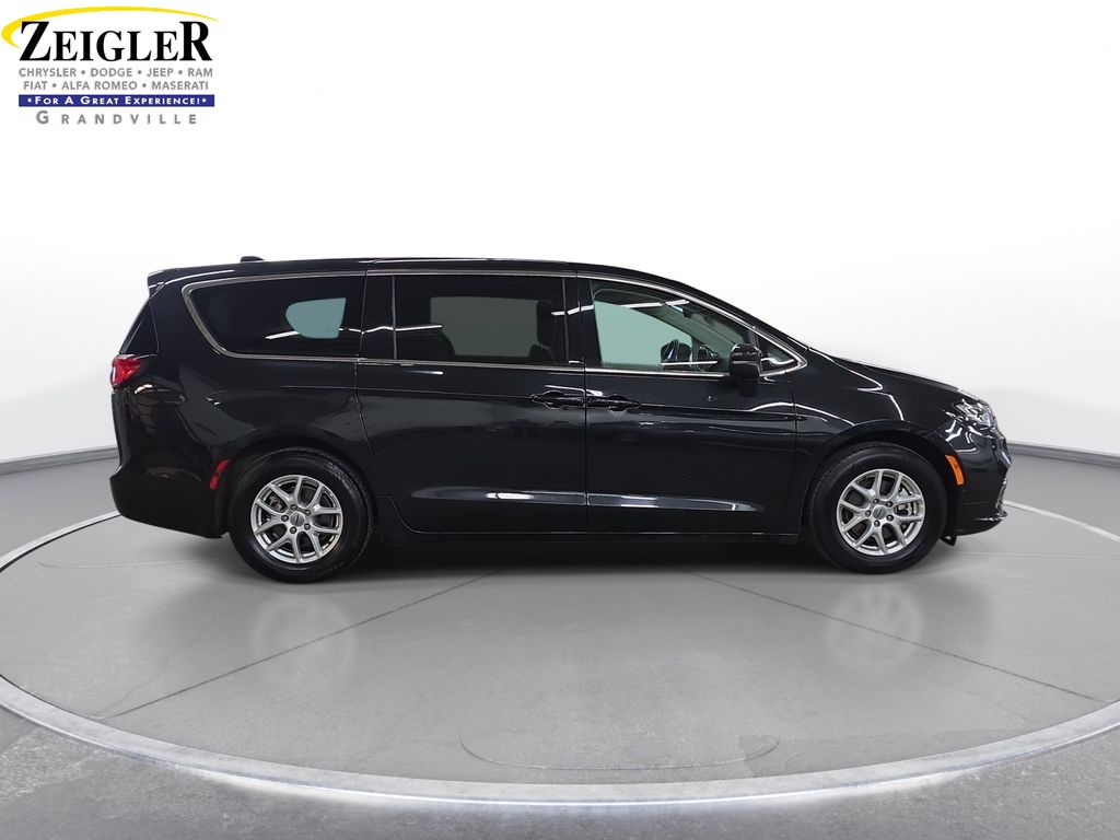 Used 2023 Chrysler Pacifica - photo 6
