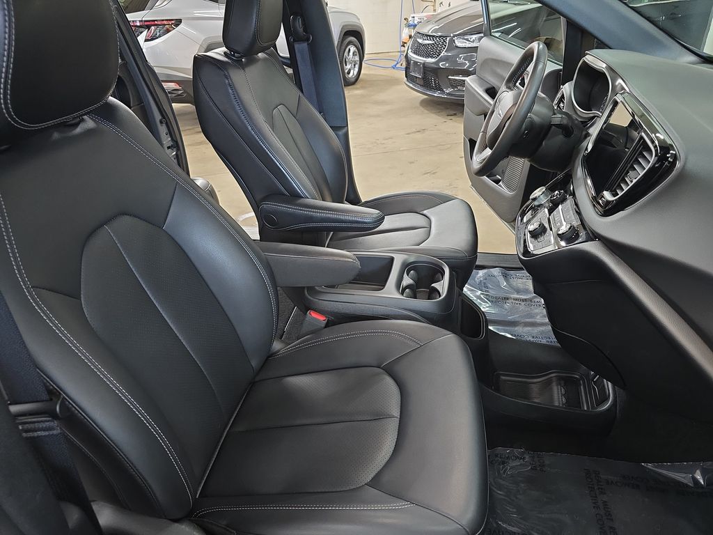 Used 2025 Chrysler Pacifica - photo 12
