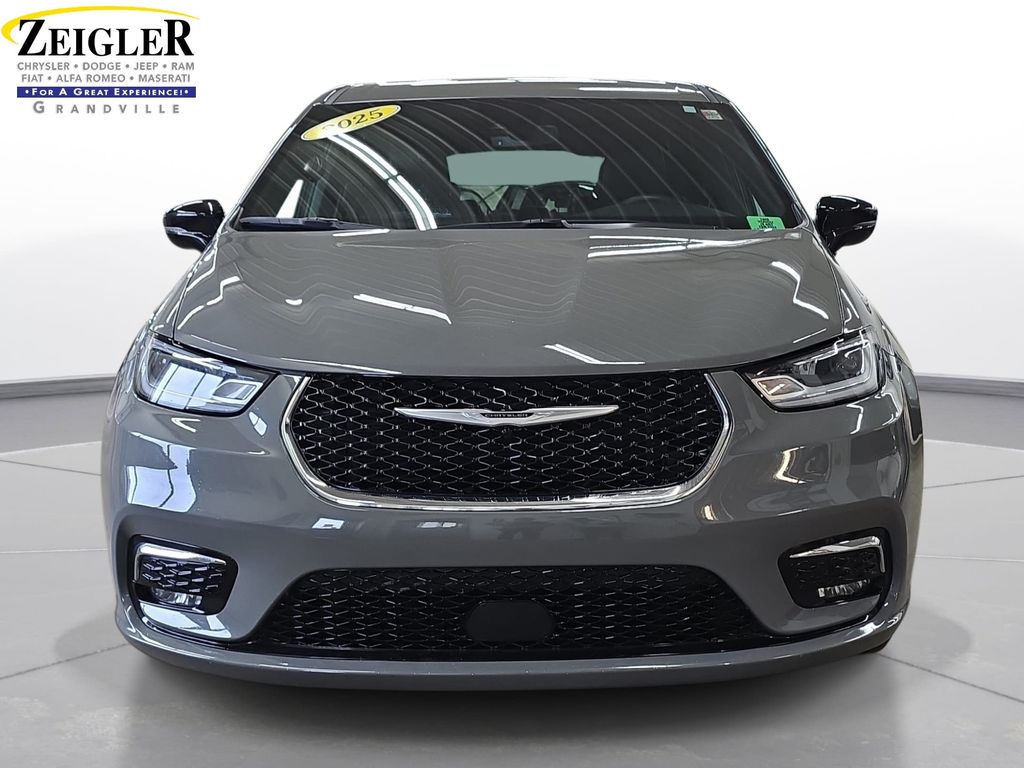 Used 2025 Chrysler Pacifica - photo 2