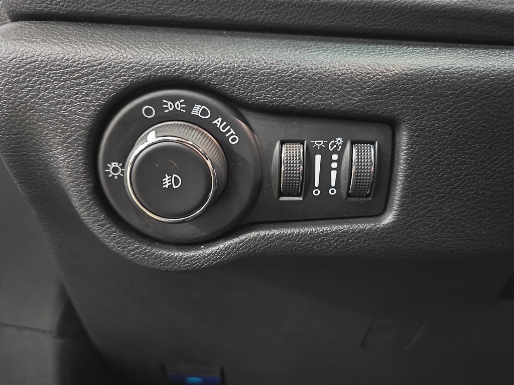 Used 2025 Chrysler Pacifica - photo 30