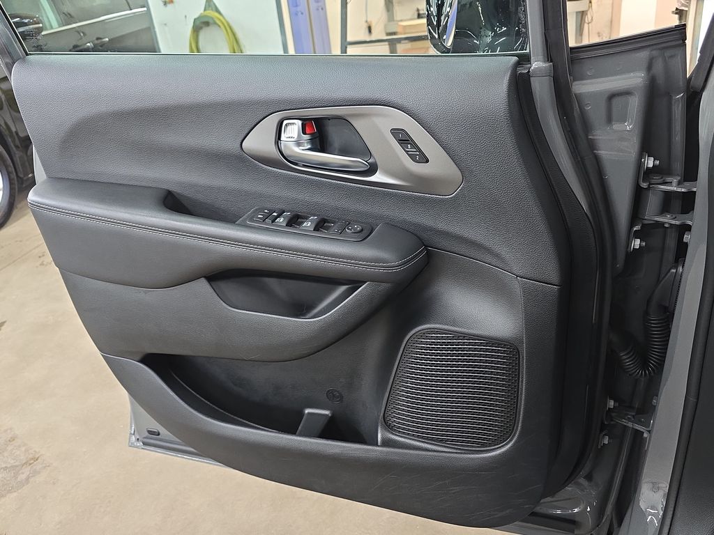 Used 2025 Chrysler Pacifica - photo 31