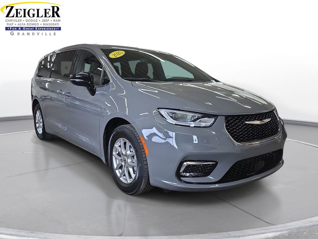 Used 2025 Chrysler Pacifica - photo 5